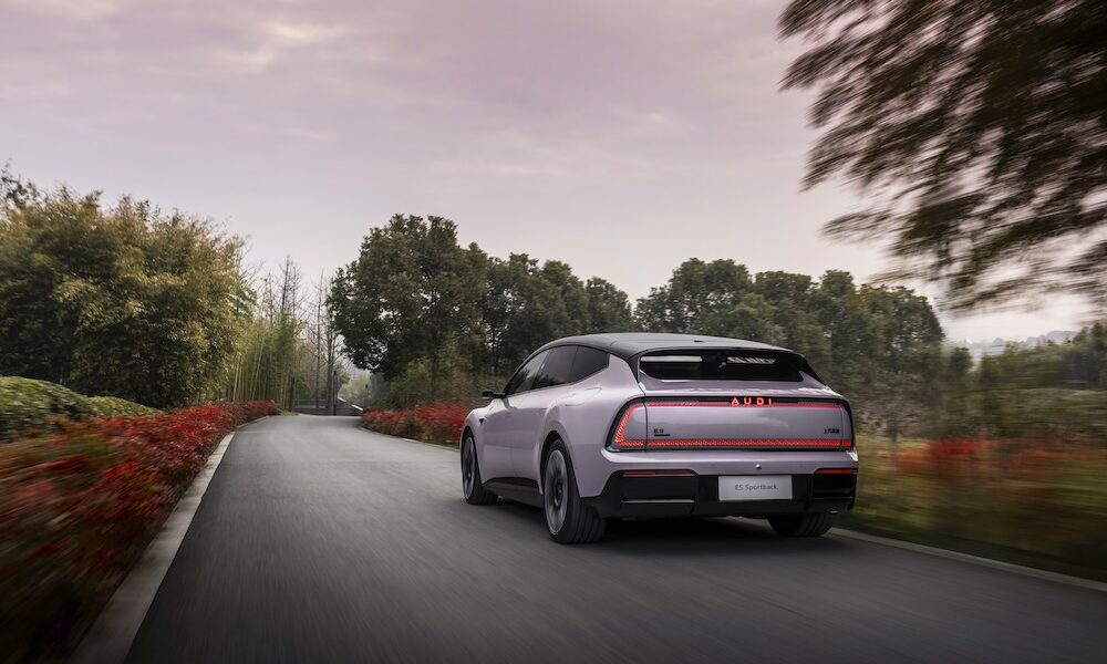 Heckansicht des fahrenden Audi E5 Sportback