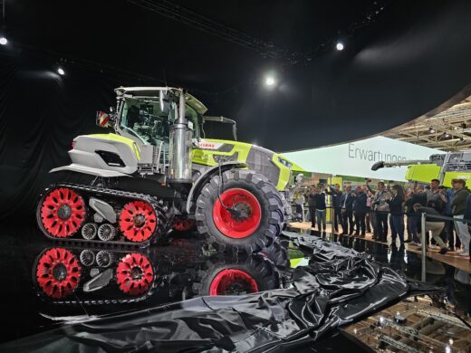 Der neue Axion 9.450 mit Raupenfahrwerk direkt nach der Enthüllung am Samstag. Seit Sonntag darf er sich mit dem Titel „Tractor of the Year“ schmücken.  Foto: M. Ciupek