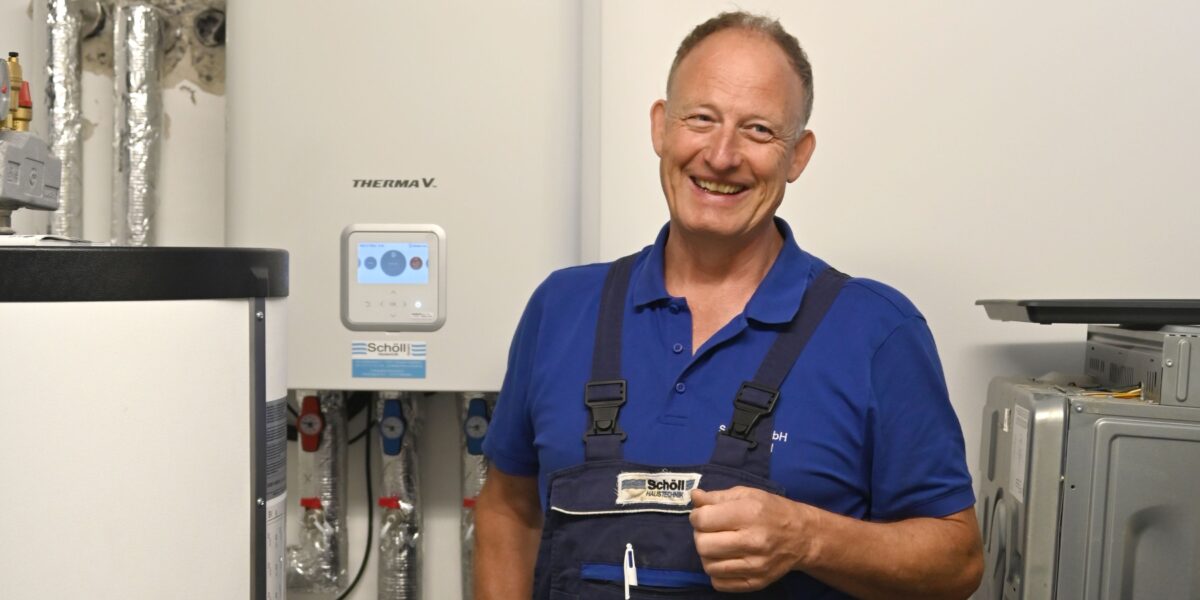 Im Jahr 2001 übernahm Rolf Schöll den von seinem Großvater gegründeten Betrieb. Heute beschäftigt die Schöll GmbH zwei Gesellen und einen Auszubildenden, Schölls Frau kümmert sich um das Büro. Foto: Reisser