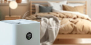 Ein Luftreiniger in einem Schlafzimmer.