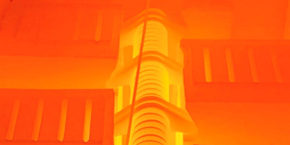 Die 1000 °C heißen Schamottsteine fungieren als Wärmespeicher und ersetzen fossile Brennstoffe