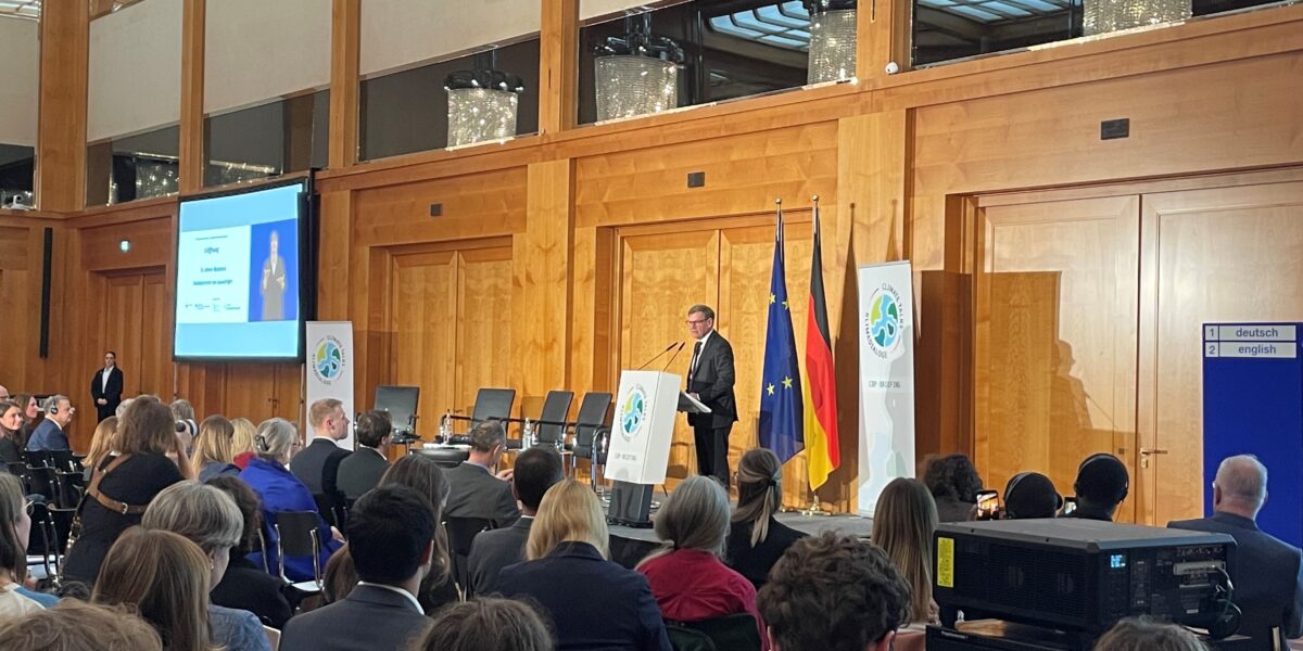 Briefing der Bundesregierung zur Weltklimakonferenz COP30 in Belém, Auswärtiges Amt, 4. 11. 2025 in Berlin. Rede von Bundesaußenminister Johann Wadephul. Deutschland und die EU müssen auf der COP30 in Belém klimapolitisch Flagge zeigen. Während die USA sich zurückziehen, wird Klimaschutz auch immer mehr zu Sicherheitspolitik. Foto: Stephan W. Eder