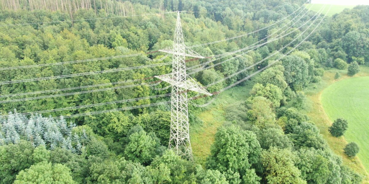 Die Überprüfung von schwer zugänglichen Freileitungen gelingt per Drohne deutlich einfacher. Foto: Omexom Deutschland