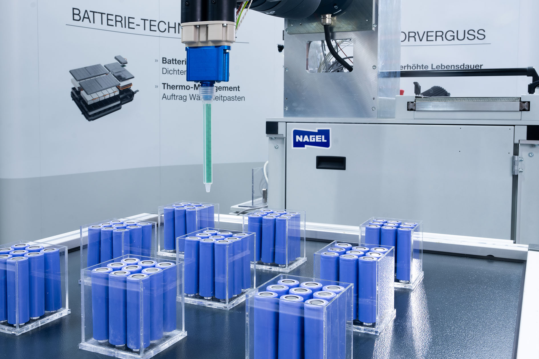 Das beheizte Dosiersystem besteht aus einem 2K-Dosierer, Heizschläuchen plus Materialbereitstellung, dem Gießharz „Lambdapox CC“ sowie einem Robotersystem „Yu5 Industrial“ von Agile Robots. Foto: Nagel