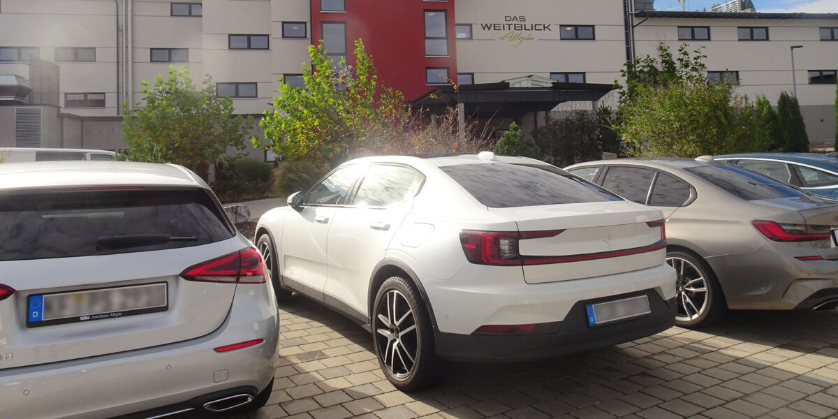 Die Transformation in der Automobilindustrie in in vollem Gange - wie unter anderem am Fahrzeugbestand auf deutschen Straßen und dem Wandel hin zu batterieelektrischen Fahrzeugen abzulesen ist. Foto: Etmanski