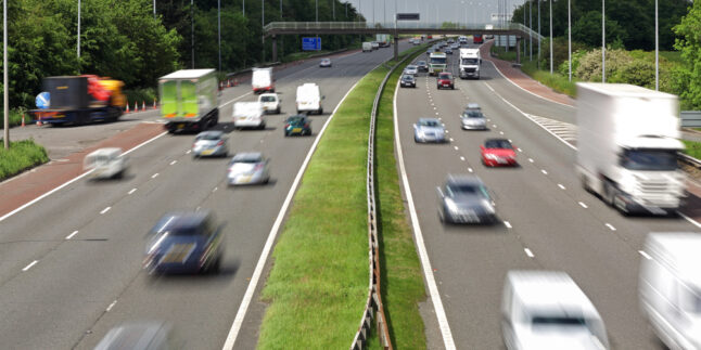 Blick auf eine zweispurige Autobahn mit verschiedenen Fahrzeugen