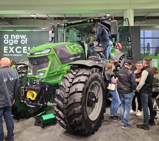 Auf der Agritechnica wollten sich viele Besucher einen Eindruck vom inneren der Kabine des neuen Traktors der Serie 8 TTV von Deutz-Fahr machen. Foto: M. Ciupek