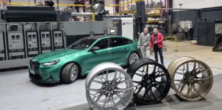 Geschäftsführer von ENTEC-STRACON Ralf Bux (r.) und Mike Seidel, Projektleiter Radentwicklung der BMW Group, deuten auf die bereits im BMW-Fahrzeug eingebaute Rad-Innovation