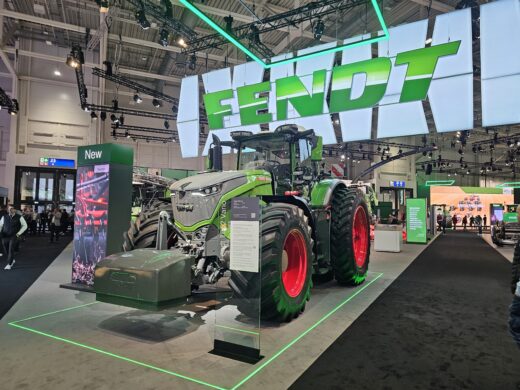 Nicht zu übersehen: Das neue Spitzenmodell 1052 Vario von Fendt auf der Agritechnica 2025. Foto: M. Ciupek
