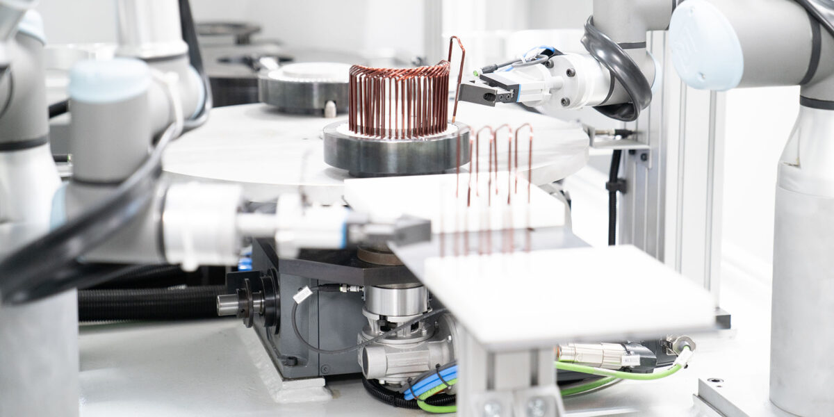 Ein Hairpinkorb wird hergestellt: Drei Spezialisten haben sich für die E-Motoren-Produktion zu einem Technologieverbund mit maximaler Integration zusammengeschlossen.
Foto: Gehring