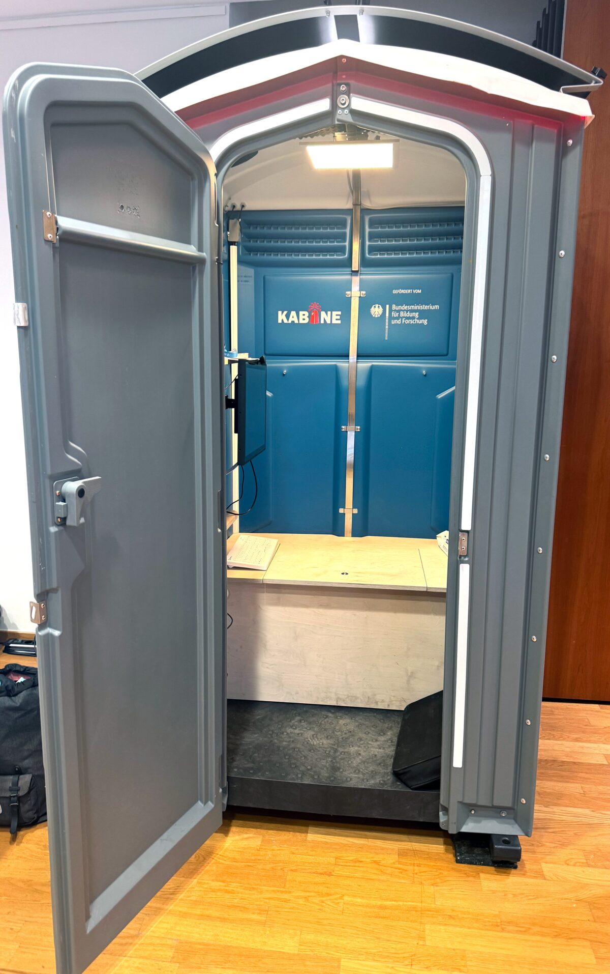 Blick in das Innere einer Aachener Telemedizin-Kabine. Foto: Uniklinik RWTH Aachen