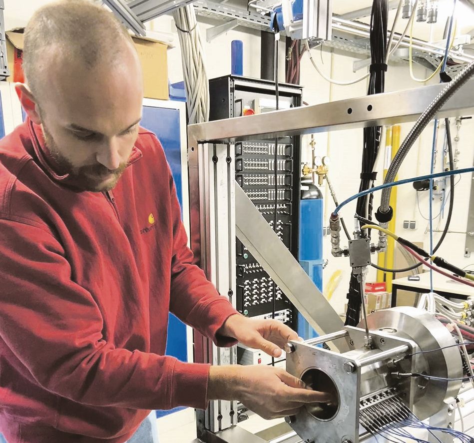 Experimentelle Grundlagenforschung: Der Doktorand Alastair Bruce testet am Rotating-Detonation-Demonstrator der TU Berlin Brennkammern unterschiedlicher Längen. Die Tests sind auf 0,5 s Brenndauer beschränkt. Foto: Tim Stockhausen