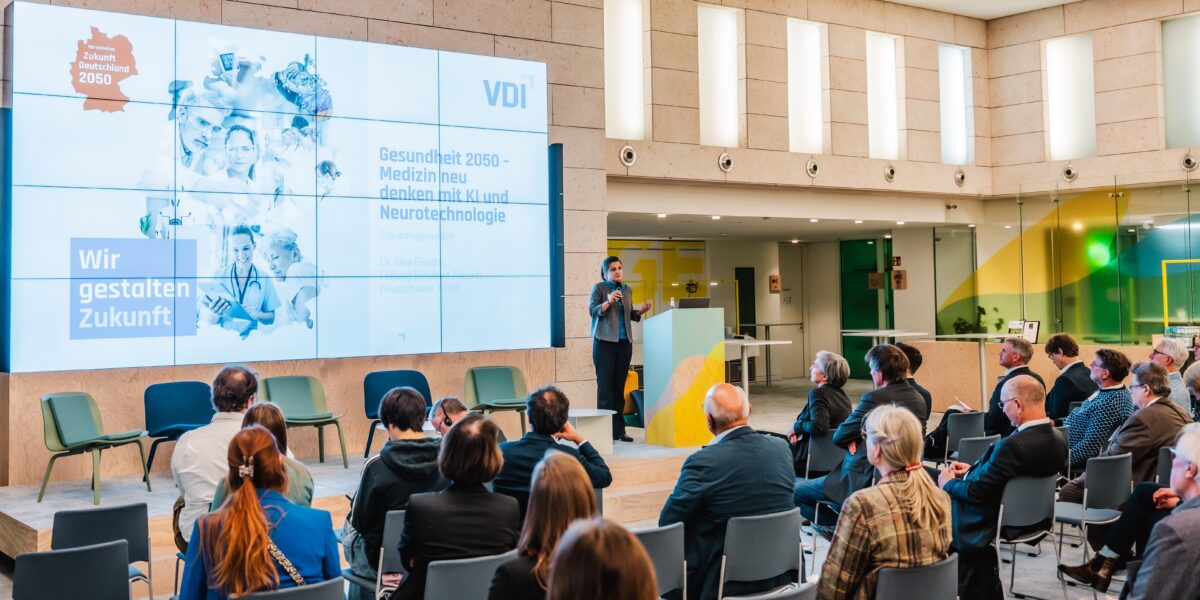 „Zukunft Deutschland 2050 heißt nicht, dass wir in die Glaskugel schauen, vielmehr wollen wir ein positives Narrativ erstellen, wo stehen wir aktuell, welche guten Beispiele gibt es schon, wo sehen wir die Herausforderungen und was sind die wichtigen Hebel für Änderungen“, so Bita Fesidis, Leiterin der VDI-Initiative „Zukunft Deutschland 2050“. Foto: JulianHukePhotography