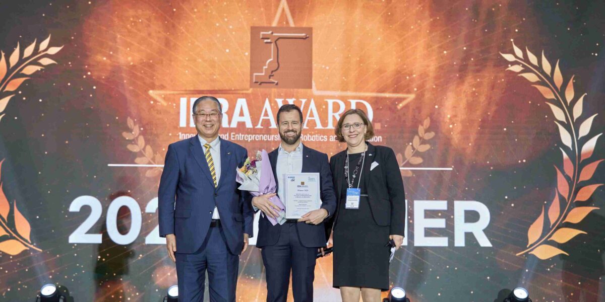 IERA Award 2025, von links nach rechts: Takayuki Ito, IFR President; Ryan Gariepy, Rockwell Automation; Susanne Bieller, IFR General Secretary. Foto: KAR