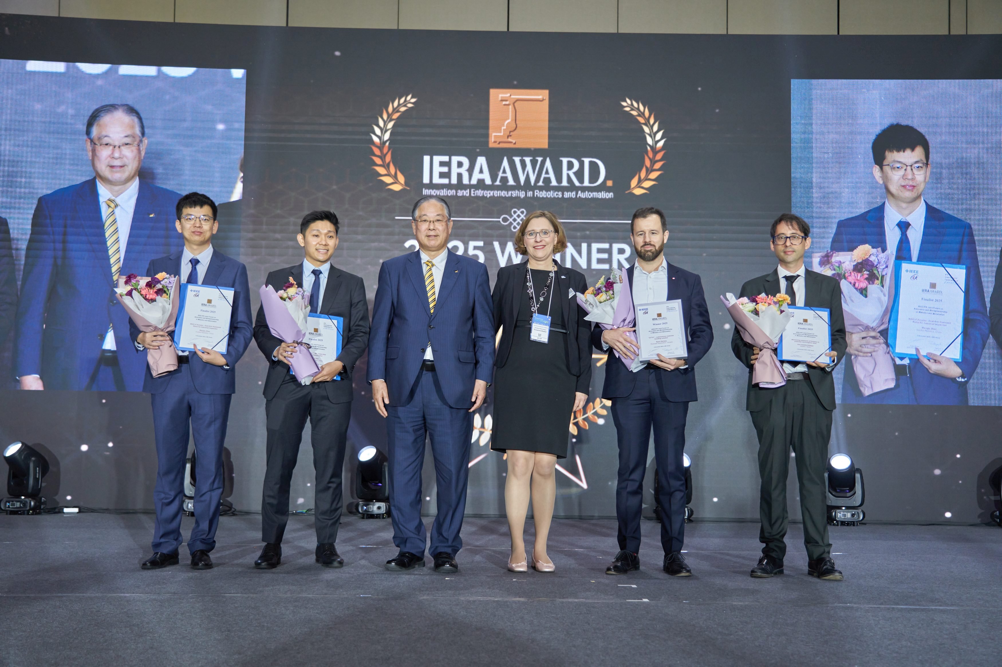IERA Award 2025, von links nach rechts: Wanqiu Zhao, Youibot Robotics; Jake Kee, Fourier Rehab; Takayuki Ito, IFR President; Susanne Bieller, IFR General Secretary; Ryan Gariepy, Rockwell Automation; Ibai Inziarte-Hidalgo, Aldakin. Foto: KAR