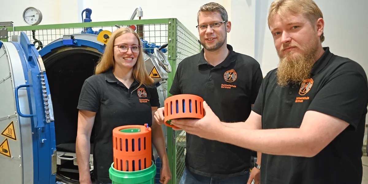 Haben ihre selbst entwickelten, modularen Batteriespeicher-Baugruppen im Hochspannungslabor der FH Dortmund getestet: die KV-BATT-Teammitglieder Vanessa Steinkötter, Florian Leßmann und Marvin Sommer (v.l.n.r.). Foto: FH Dortmund/Benedikt Reichel

