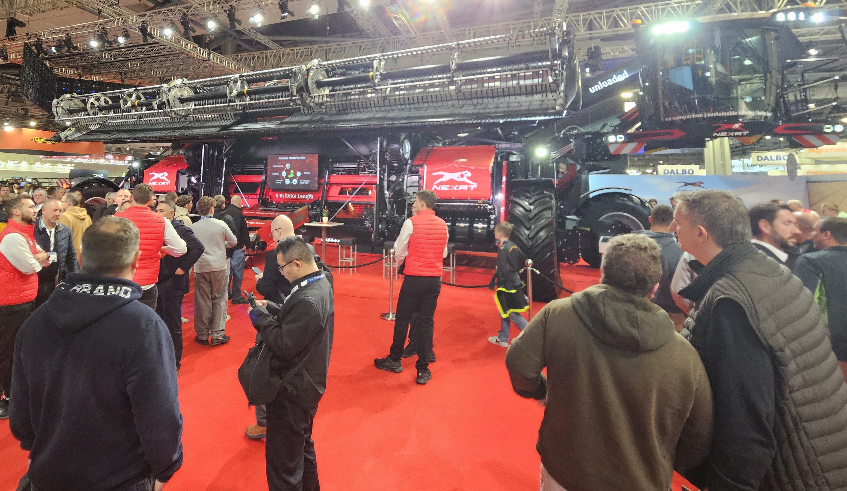 Gegenüber der riesigen Maschine wirken die Besucher auf dem Messestand von Nexat während der Agritechnica 2025 sehr klein. Foto: M. Ciupek