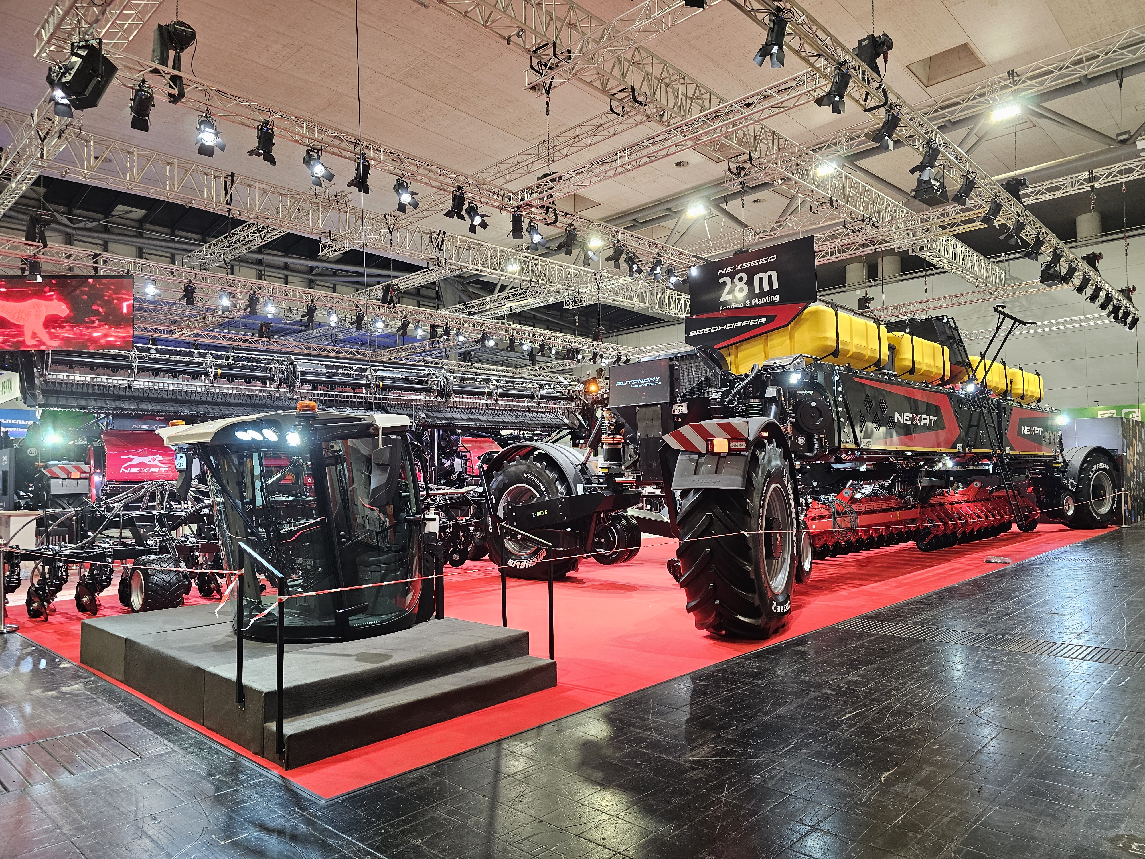 Nexat auf der Messe Agritechnica 2025. Mit seinen 28 m Arbeitsbreite benötigt der Systemtraktor von Nexat mit dem neuen Saatmodul nur noch jede zweite Fahrspur. Das schont den Boden. Die Räder sind für den Betrieb auf der Straße schwenkbar. Foto: Martin Ciupek