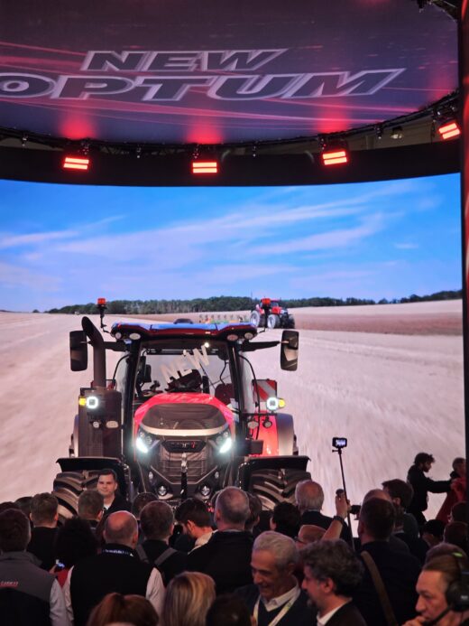 Bei der Enthüllung des neuen Optum von Case IH war der Andrang groß. Foto: M. Ciupek