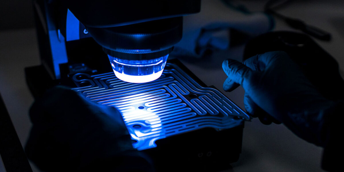 Beim chemischen Ätzen werden mithilfe kontrollierter chemischer Prozesse Muster direkt in Metallbleche gelöst. Foto: Precision Micro