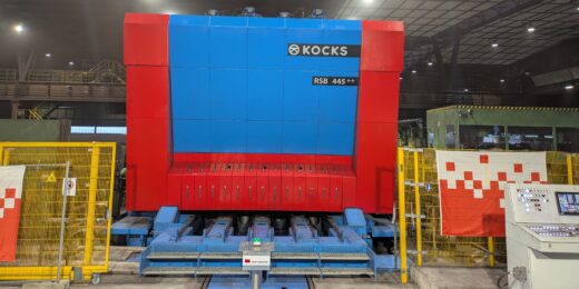 Die Georgsmarienhütte erhöht mit diesem neuen, hochflexiblen Walzwerk ihre Bandbreite an Stahlgüten. Zwei verschiebbare Kocks-Walzgerüste ermöglichen schnellere Produktionswechsel und größere Durchmesserbereiche.Foto: Hartbich