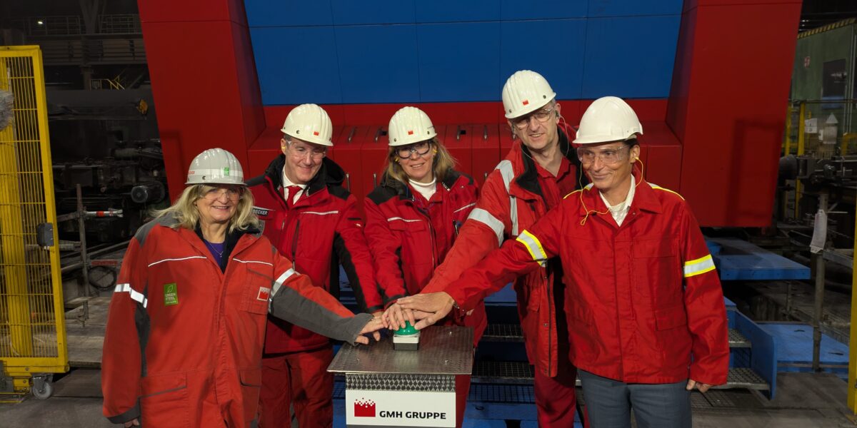 Alexander Becker (Zweiter von links), CEO der Georgsmarienhütte Gruppe, eröffnete am Mittwoch mit seinem Team das neue Walzwerk in Georgsmarienhütte - das erste auf Schienen.
Foto: Hartbrich