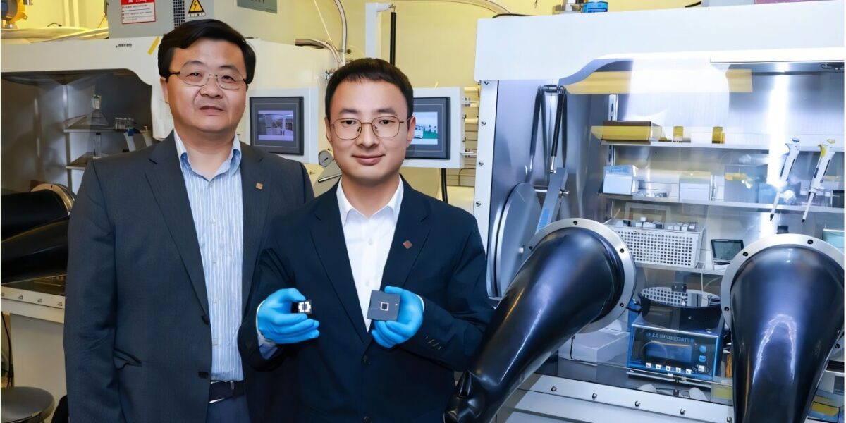 Prof. Li Gang (links) und Prof. Yang Guang (rechts), beide vom Fachbereich Elektrotechnik und Elektronik der PolyU, haben die Herausforderungen von Perowskit/Silizium-Solarzellen kritisch analysiert. Foto:  Hong Kong Polytechnic University