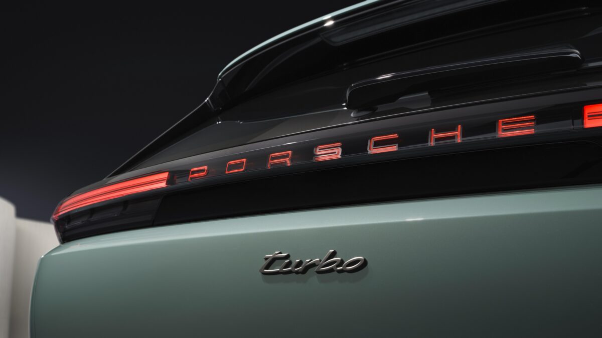 Blick auf das beleuchtete Heck inklusive Schriftzug des neuen Porsche Cayenne Electric