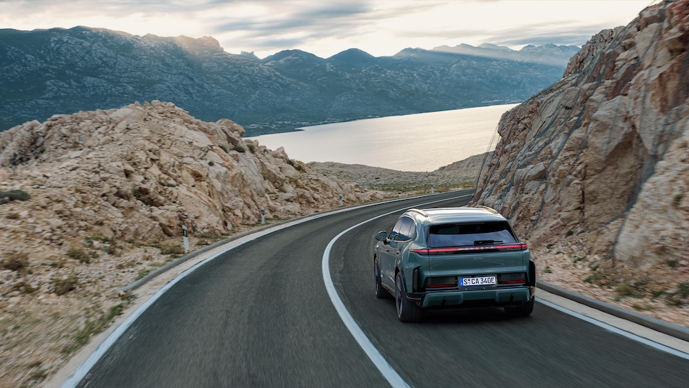 Der neue Porsche Cayenne Electric auf der Straße, Ansicht auf das Heck.