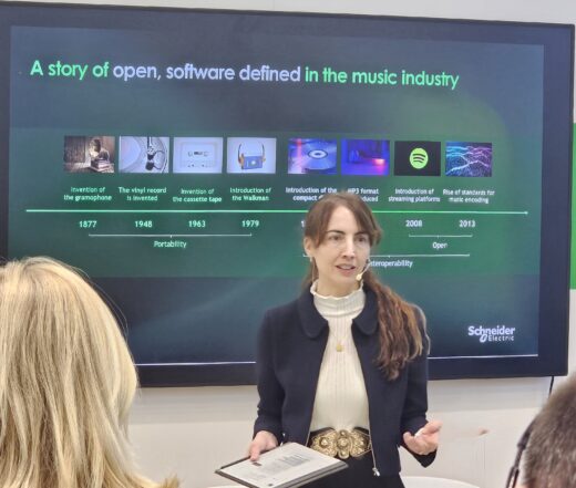 Gwenaëlle Avice Huet, Executive Vice President Industrial Automation bei Schneider Electric, verwies zur Entwicklung offener softwarebasierter Strategien auf den Wandel in der Musikindustrie hin zum Daten-Streaming. Foto: M. Ciupek