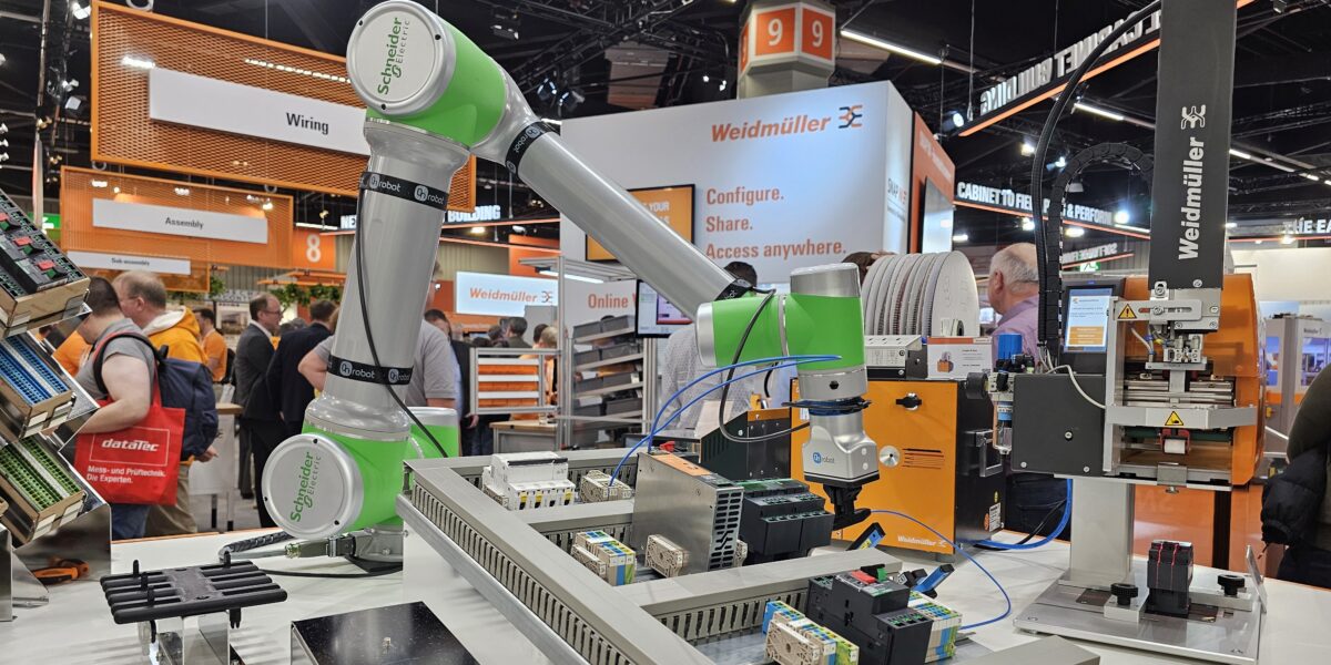 Prozesse automatisieren, die bisher schwer zu automatisieren waren, das haben sich viele Aussteller der Messe SPS in Nürnberg zur Aufgabe gemacht. Software- und KI- Unterstützung sollen dabei helfen, ebenso  einfache Verdrahtungslösungen. Foto: M. Ciupek 