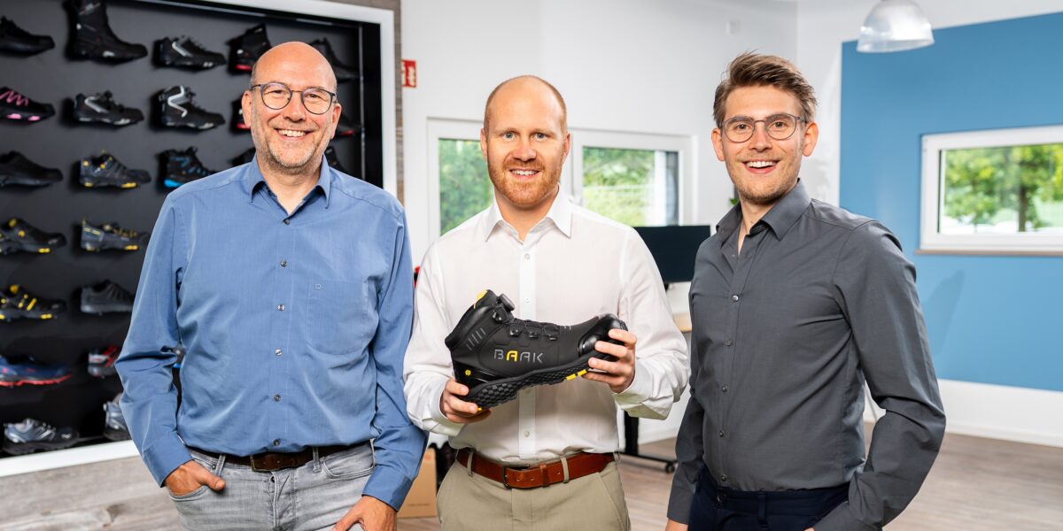 Die Baak-Geschäftsführer Ingo (l.) und Christian Grusa (r.) bezeichnen Johannes Ernst, der im April als neuer „Head of Sales & Marketing“ beim Sicherheitsschuhhersteller einstieg, als Gewinn für das Unternehmen. Foto: Baak