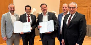 CO₂-neutrale Wärme für die TUM: v.l.: Philipp Kindsvogel, Vertriebsleiter Süd Getec, Prof. Thomas F. Hofmann, Präsident der TUM, Dr. Henning Lustmann, Geschäftsführer der GETEC Wärme und Effizienz GmbH, Florian Loibl, Leiter TUM Immobilienabteilung, Albert Berger, Kanzler der TUM. Foto: Ulrich Meyer / TUM