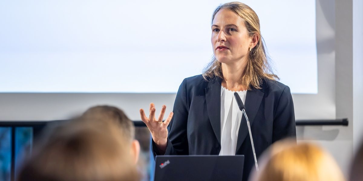 Julia Metz, Direktorin der Denkfabrik Agora Industrie, führte am 4. November in die Risiken und Chancen der Transformation zu einem zukunftssicheren Chemiestandort in Deutschland, der von Importen unabhängig ist, ein. Foto: Agora Industrie/Rolf Schulten