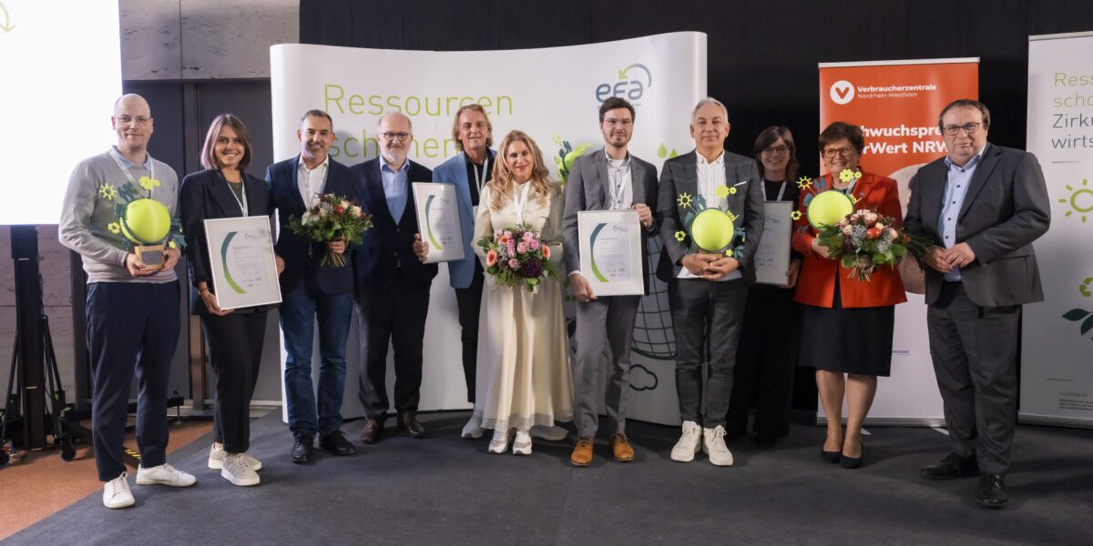 Das Gruppenfoto nach der Preisverleihung (v.l.n.r.): Nick Huijs, Sophia Heinig und Scott Galvao von circuly, Peter Jahns, Direktor der Effizienz-Agentur NRW, Arnd und Iris Bracht von Waterblokk, Simon Bremer und Reiner Sojka von Accurec, Kristiane Guth und Christina Guth von CGW sowie Oliver Krischer, NRW-Minister für Umwelt, Naturschutz und Verkehr. Foto: Effizienz-Agentur NRW