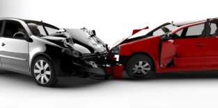 Zwei Pkw nach einem Frontalzusammenstoß