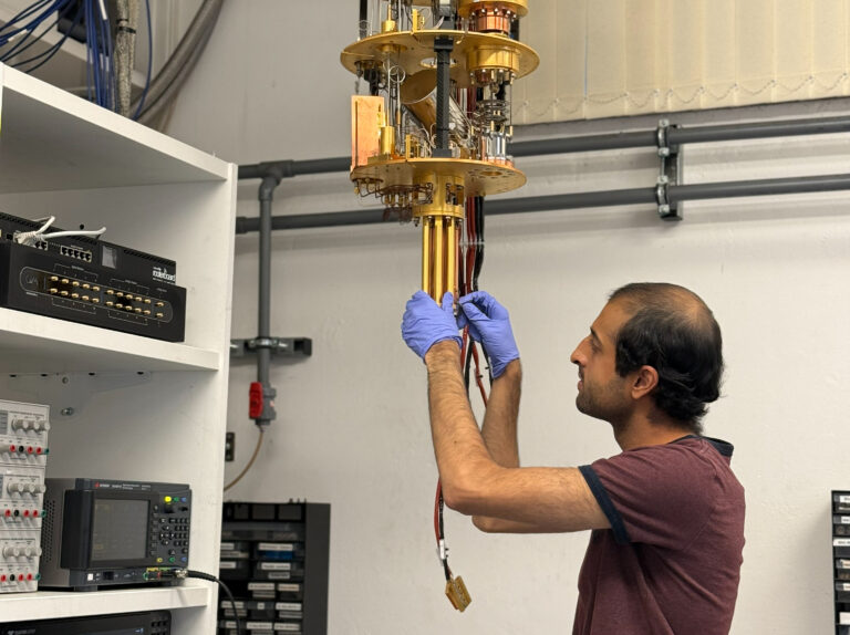 Doktorand Vivek Wadhia richtet das Quantenuhr-Experiment ein