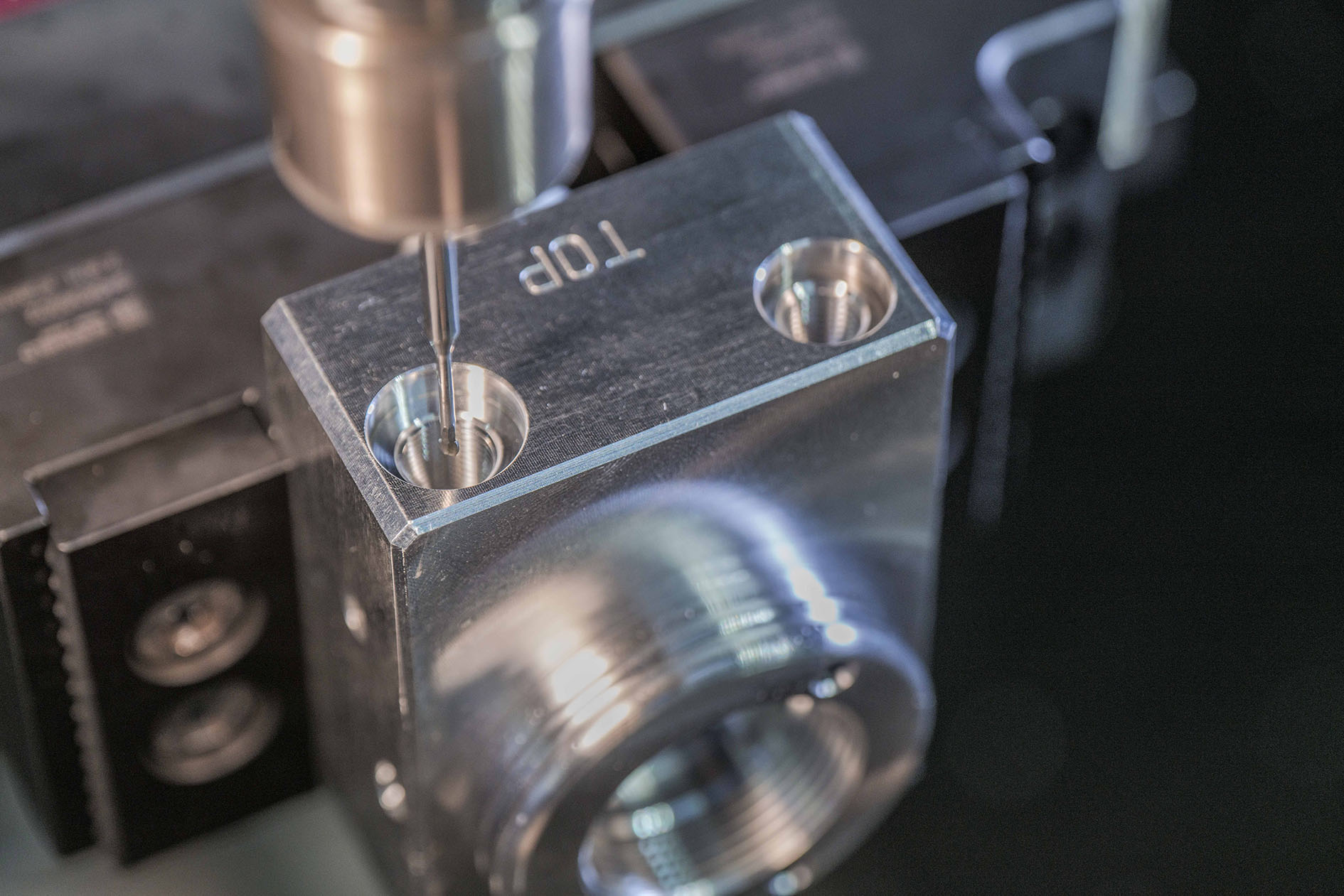 Zwei Tieflochbohrungen treffen bei diesem Bauteil unter einem definierten, nicht rechten Winkel auf jeweils eine Bohrung mit dem Bohrungsverhältnis 1:1 - und dies auf unterschiedlichen Ebenen. Foto: Kempf