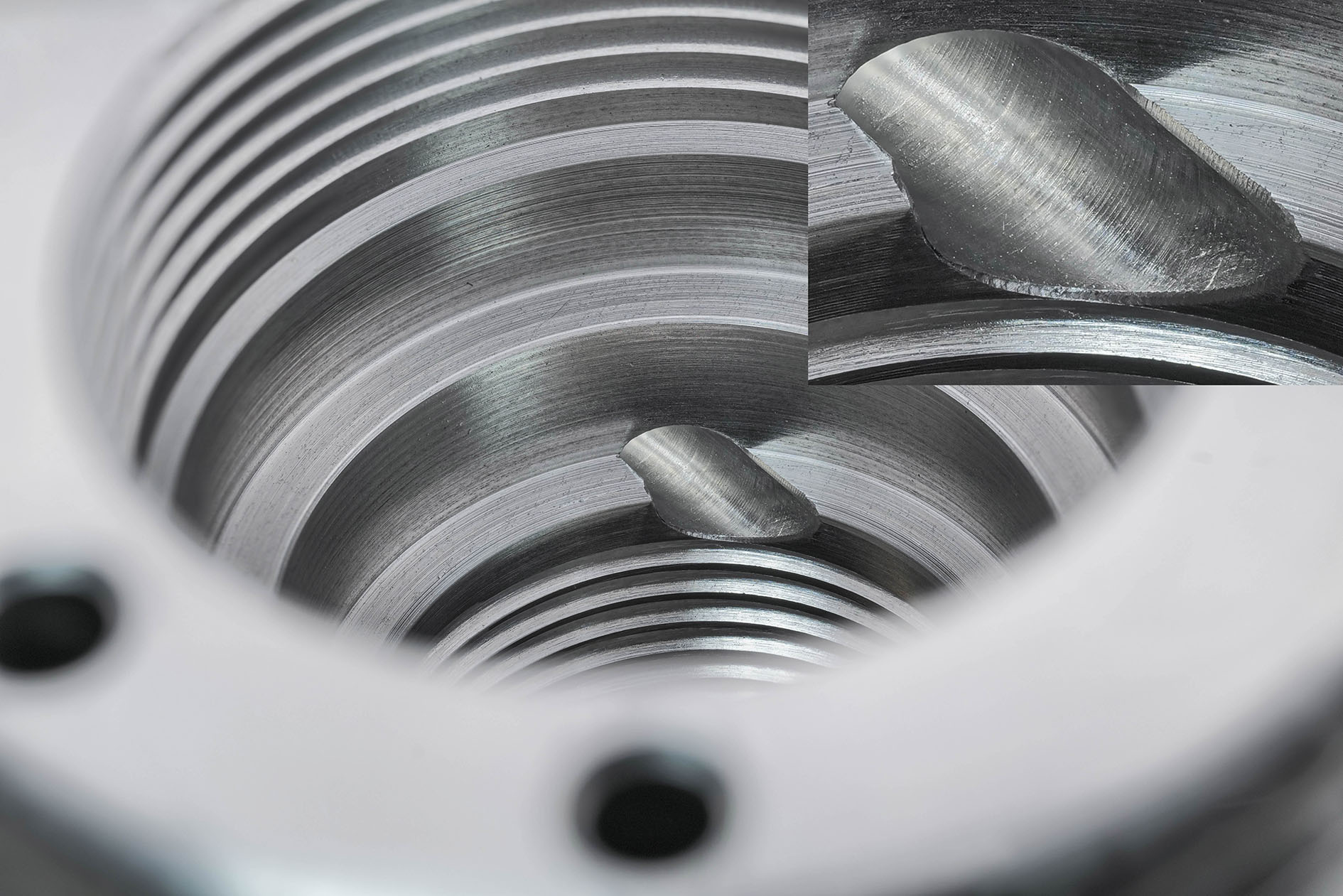 Der Bohrungsaustritt im zylindrischen Absatz mit Freistich wird in drei Schritten mit den spezialisierten Entgratwerkzeugen nachbearbeitet. Foto: Kempf