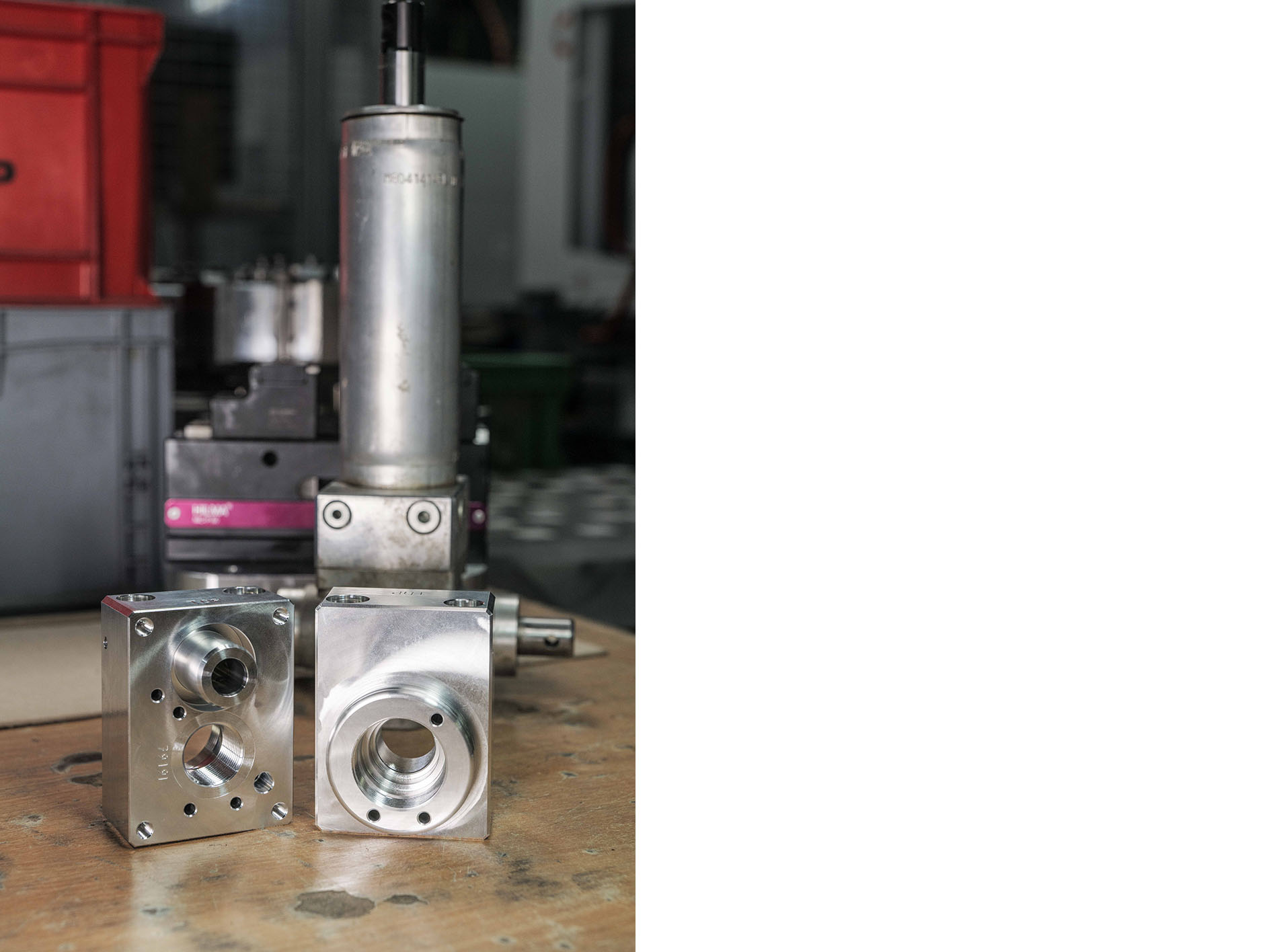 Das gratfrei gefertigte Bauteil und dahinter - bereits fertig montiert, aber noch unlackiert - die komplette Fußpumpe "Made in Germany". Foto: Kempf