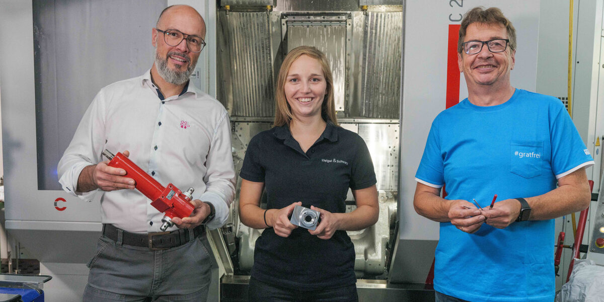 Zufriedene Partner (von links nach rechts): Alexander Schul, Produktmanager Roemheld, mit einer gebrauchsfertigen Fußpumpe, die vor allem in medizinischen Betten zum Einsatz kommt. Lana Wolni, Geschäftsführerin Weigel & Schwarz, mit dem gratfreien Pumpkolbengehäuse. Marcus Schneider, Technischer Außenvertriebstechniker von Kempf, mit den drei Werkzeugtypen, die jetzt sogar eine mannlose Fertigung zulassen. Foto: Kempf