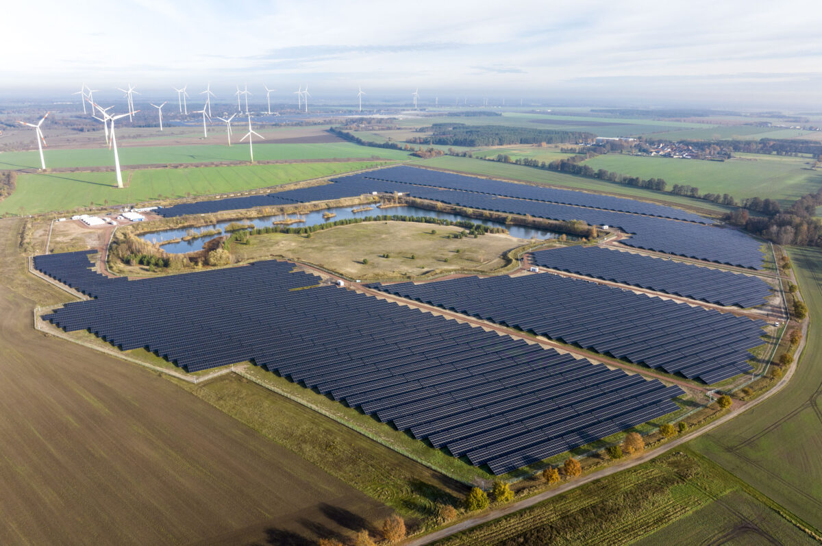 Der Solarpark in Zerbst/Anhalt speist seit Oktober Strom ins lokale Netz ein. Foto: Statkraft/Silke Reents