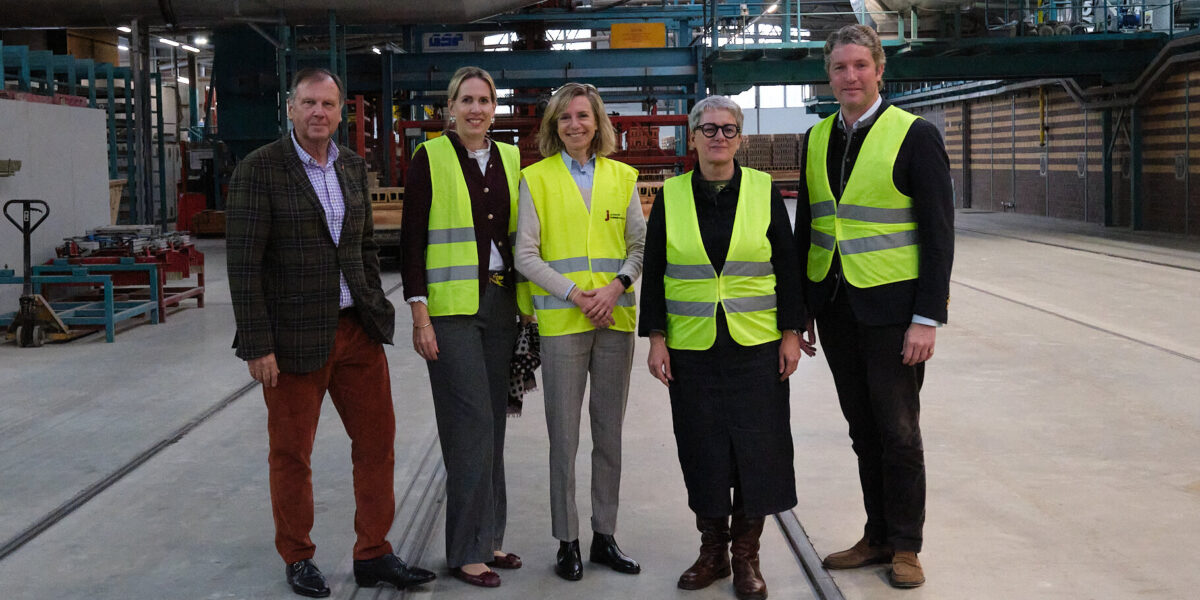 v.l.n.r.: Hubertus Foyer (Janinhoff), Dr. Caroline Foyer-Clitheroe (Janinhoff), Dr. Katharina Schubert (NRW.Energy4Climate), Silke Krebs (Staatssekretärin MWIKE), Stephen Clitheroe (Janinhoff). Foto: NRW.Energy4Climate
