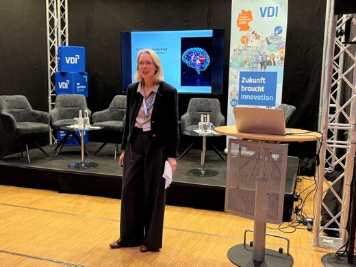 Business Coach mit Schwerpunkt Neuro, Julia Augenstein skizziert, was unser Gehirn Re-Skilling gegenüber für eine Haltung entwickelt.Foto: mv