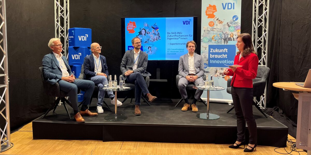 Die Expertenrunde zum Thema Re-skilling: Dr. Jörg Friedrich, Geschäftsführer VDMA, 
Niko Georgiadis, Head of Talent Acquisition Engineers Germany bei der Deutschen Bahn,
Bastian Hughes, Gründer von Berufsoptimierer,
Jens Hieronymus, CEO der Mechatronic GmbH und VDI-Verlag-Redakteurin Alexandra Illina (Moderation)
Foto: mv