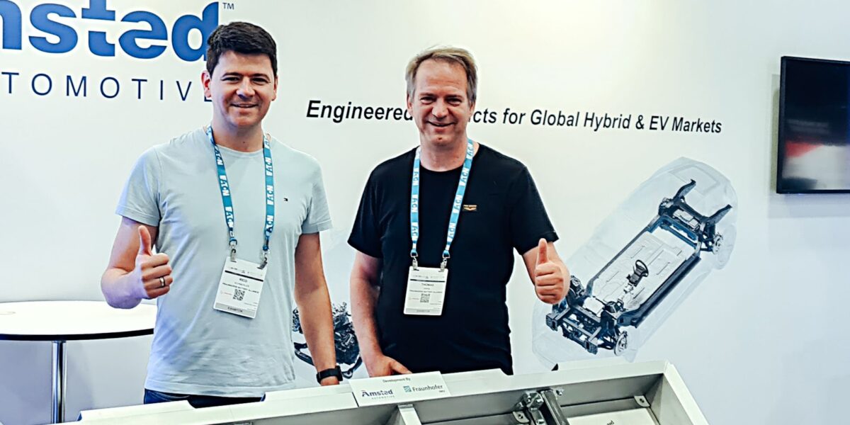 Dr. Rico Schmerler (links) und Dr. Thomas Hipke auf der Battery Show North America. Foto: Fraunhofer IWU