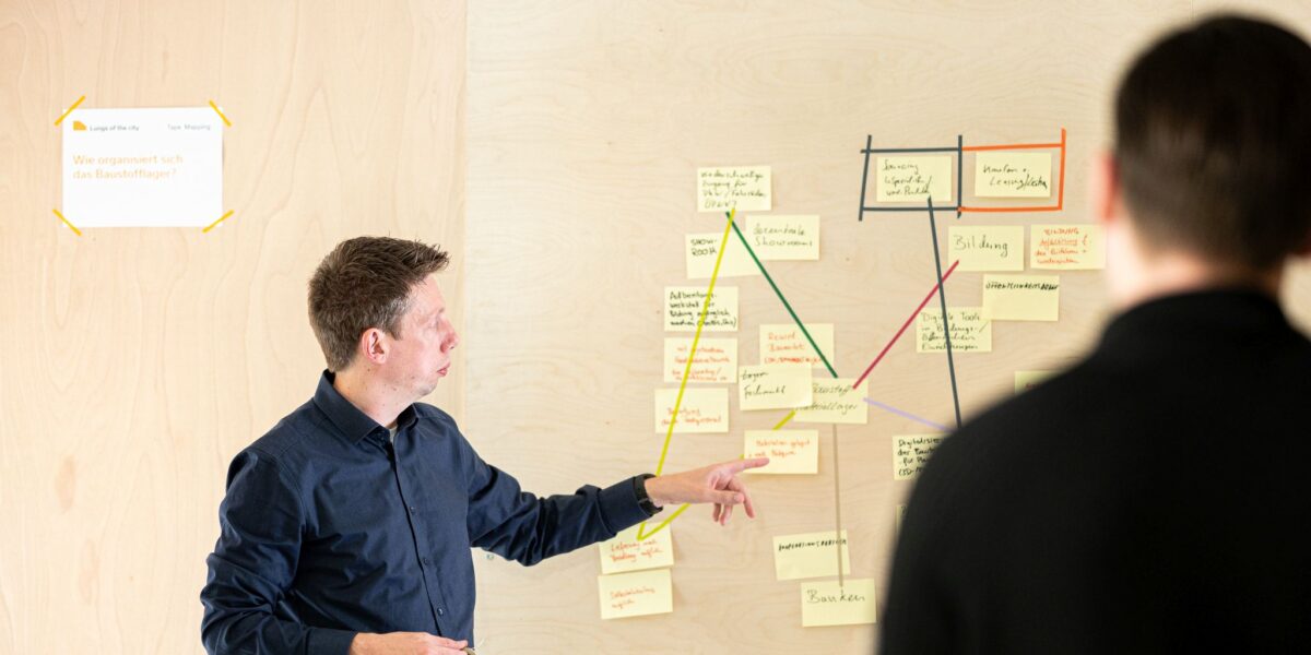 Professor Eike Musall bei einer Veranstaltung zum Projekt KoHaB. Foto: Jennifer Burgmann/Hochschule Düsseldorf

