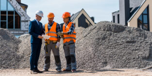 Bauherr und Bauarbeiter auf Baustelle