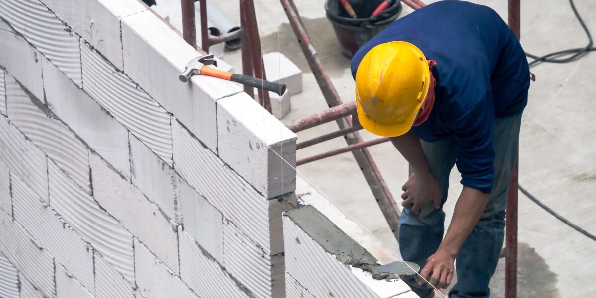 Schon heute zeichnen sich Mauersteine aus Leichtbeton durch ihre gute Ökobilanz, hohe Rezyklierbarkeit und ihren geringen Primärenergiebedarf aus. Durch den Ersatz des Zements soll ihre Ökobilanz künftig noch weiter verbessert werden. Foto: Smarterpix / chat9780