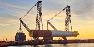 Kran hält 2150 Tonnen schweres Fundament für Offshore-Windkraft